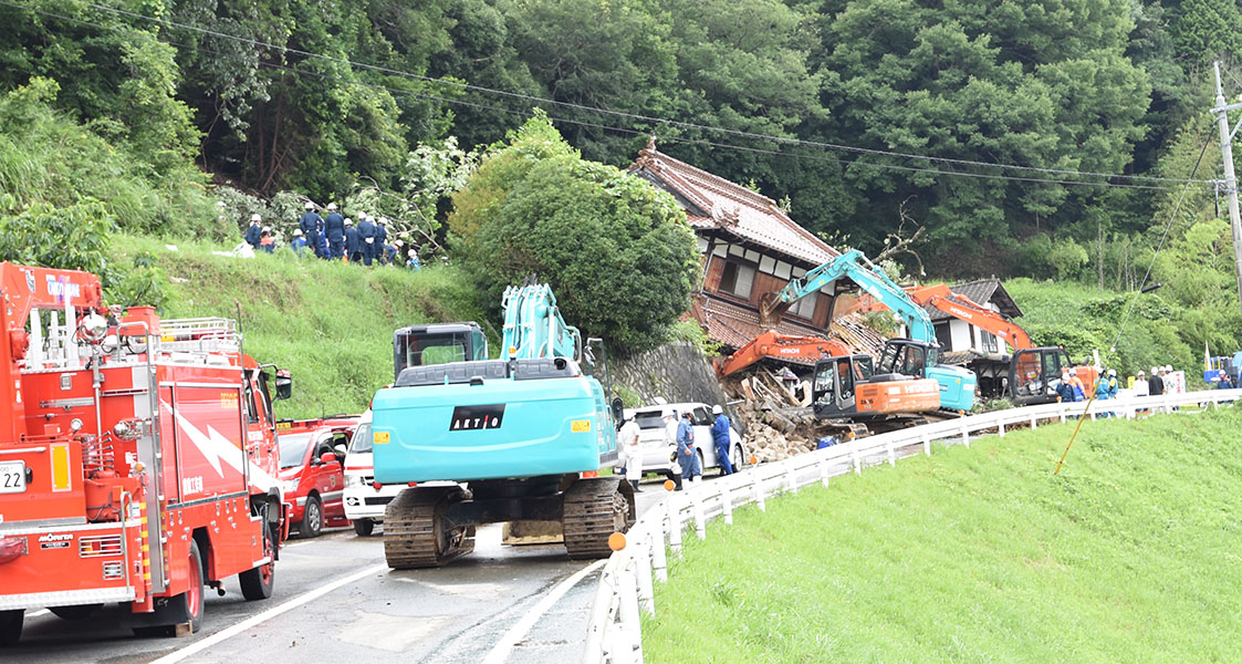 河内町で崖崩れ