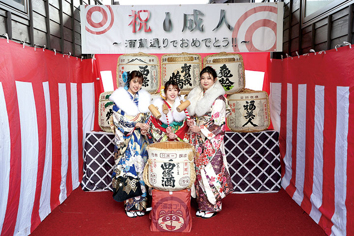 酒蔵通りで成人式記念撮影
