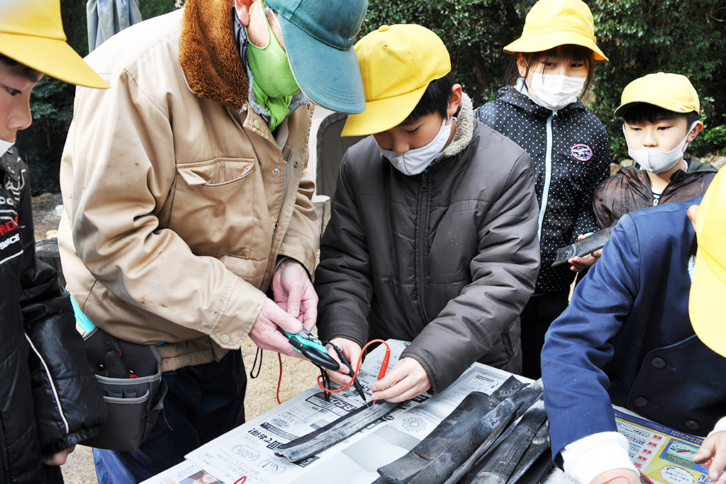 竹炭電池づくり