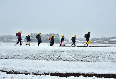 みんぷら雪の通学路0204ai