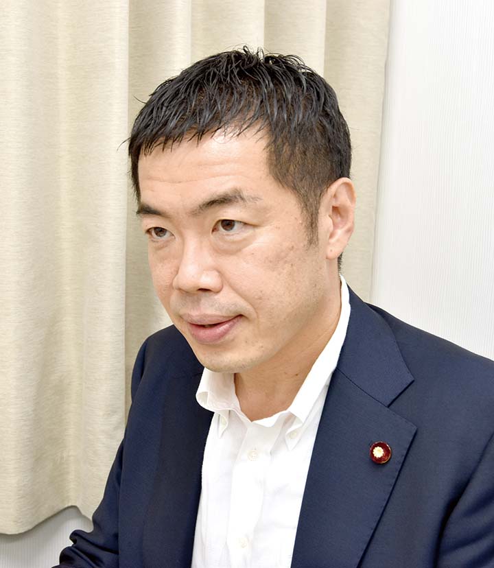 新谷正義議員の怒った顔