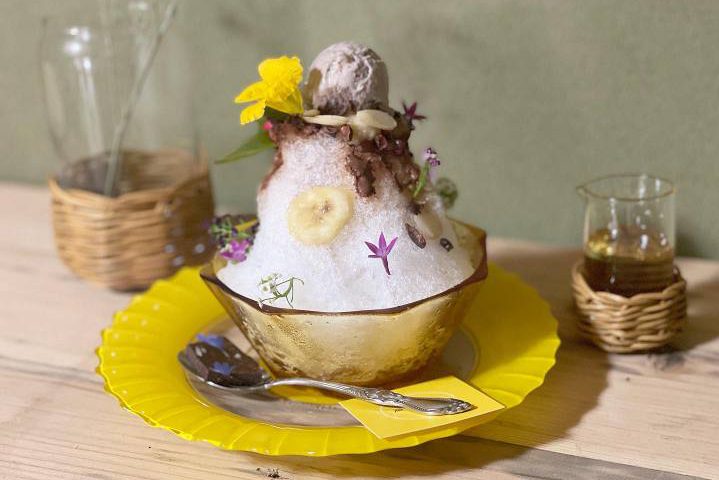 月曜日の庭のかき氷と花