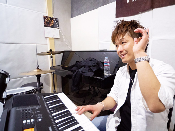 指導するKUMAさん