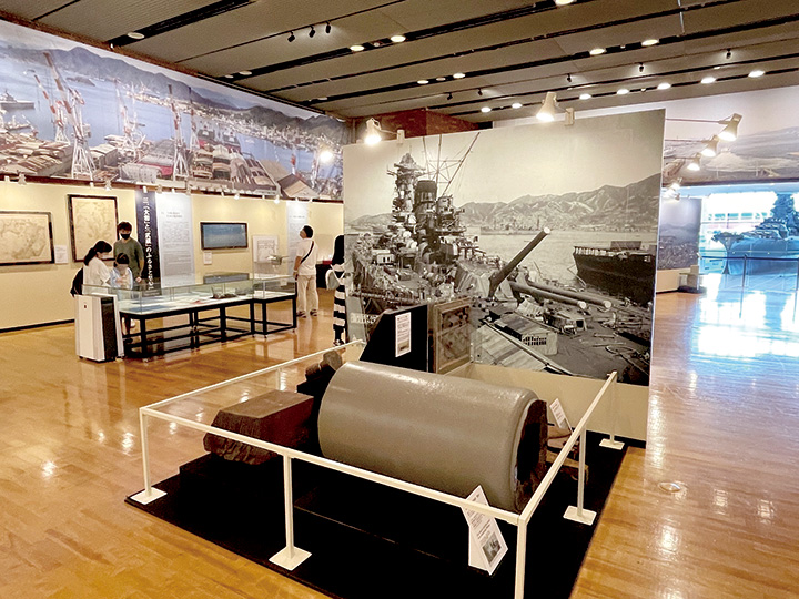 98点の資料を展示している企画展