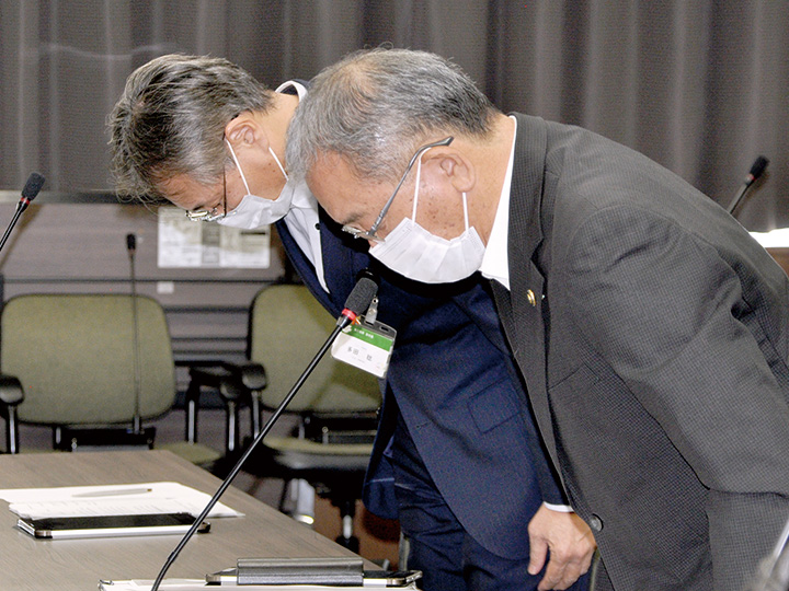 陳謝する高垣市長