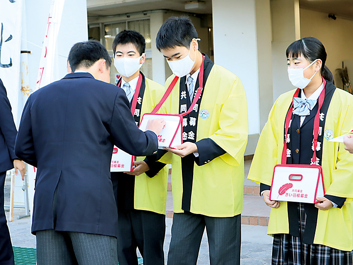 文化祭で赤い羽根の募金活動