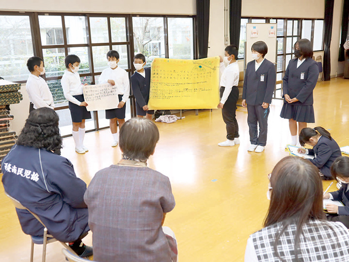 企画内容を発表する児童