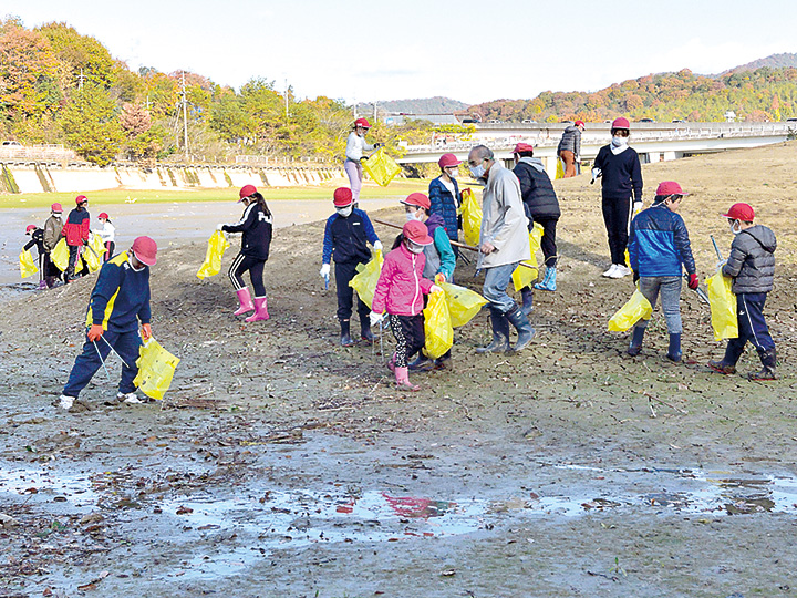 ごみを拾って歩く児童