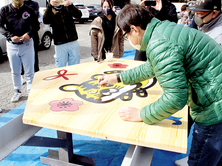 大絵馬に寅を描く青年部のメンバー