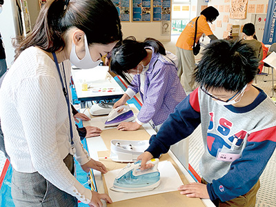 繰り返して使える「ミツロウラップ」の体験学習