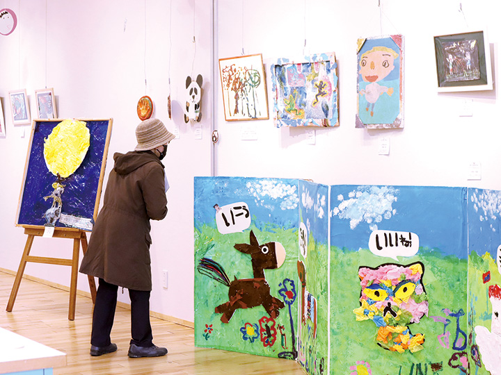 作品に見入る来場者