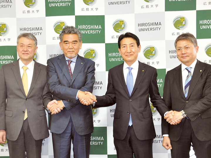 広島RC賞創設で握手を交わす