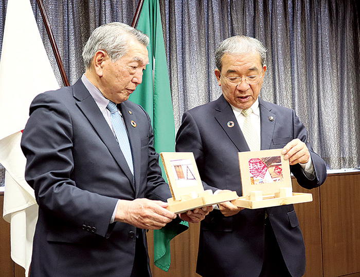 木製写真スタンドを手にする辻社長（左）と高垣市長