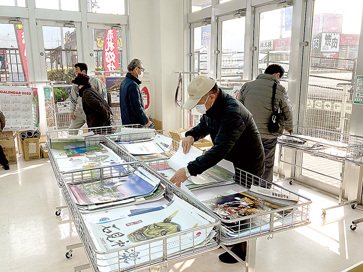 カレンダーを選ぶ来場者