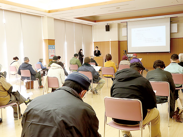 出荷者募集の説明に耳を傾ける生産者