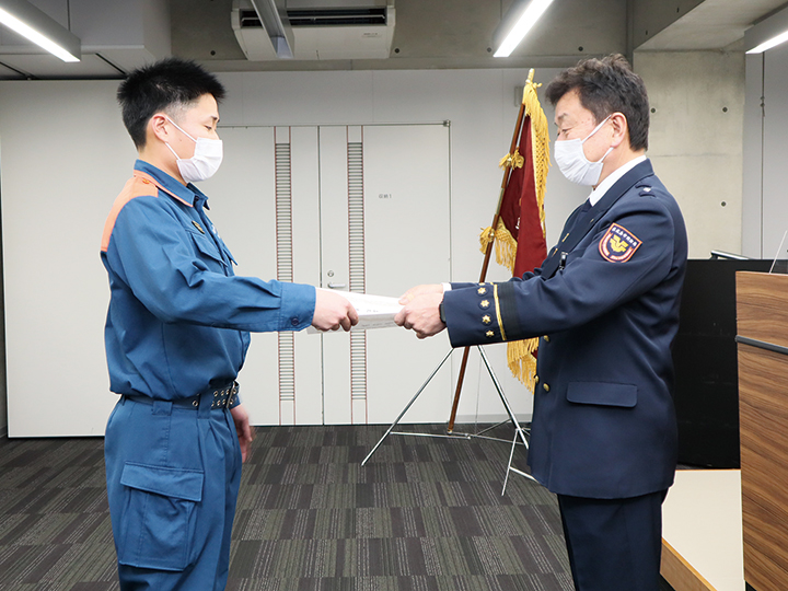 石丸局長から賞状を受け取る神笠さん