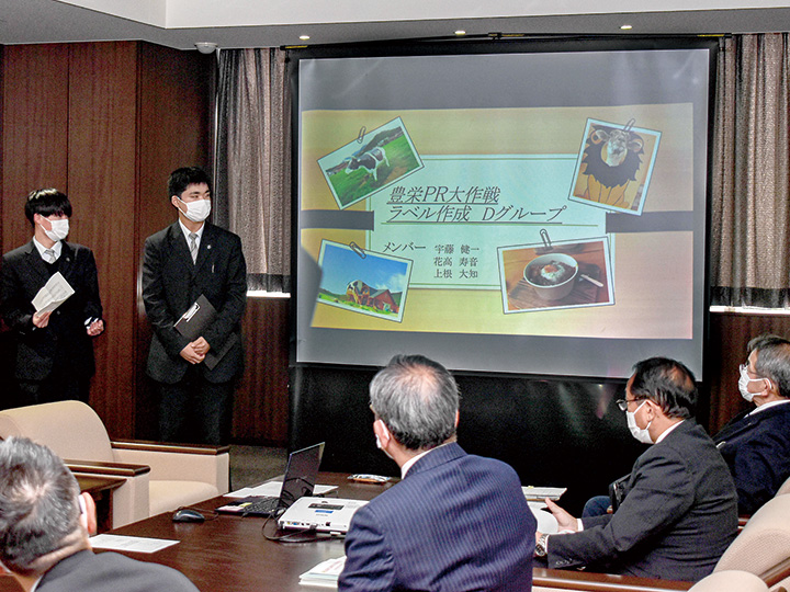 高垣市長（手前左から2人目）に研究内容を説明する賀茂北高生徒（撮影・小林）