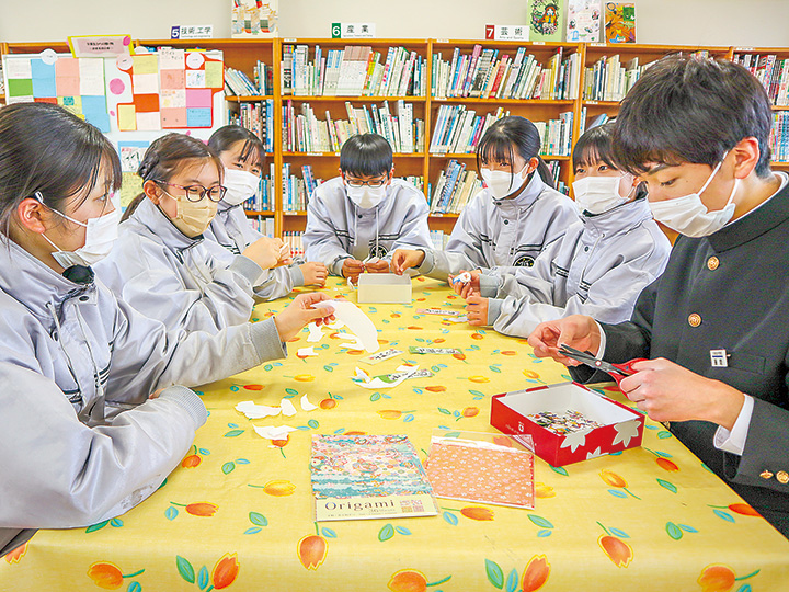しおりの制作を行う生徒（撮影・山北）