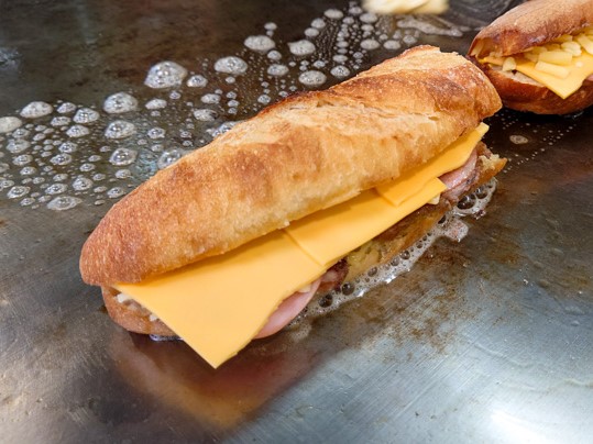 お好み焼きけんちゃんとカズマルヤマの特製キューバサンド