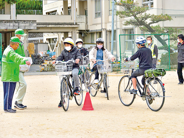 正しい自転車の乗り方を学ぶ子どもたち（原小グラウンド）