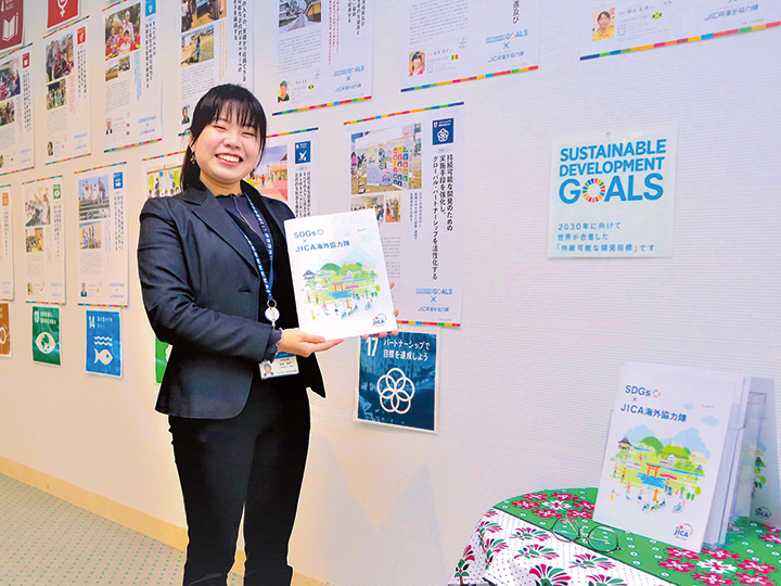 完成したパンフレットを手にするJICA中国センターの吉本さん（撮影・山北）