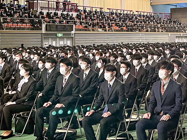 式に臨む新入生（撮影・林）