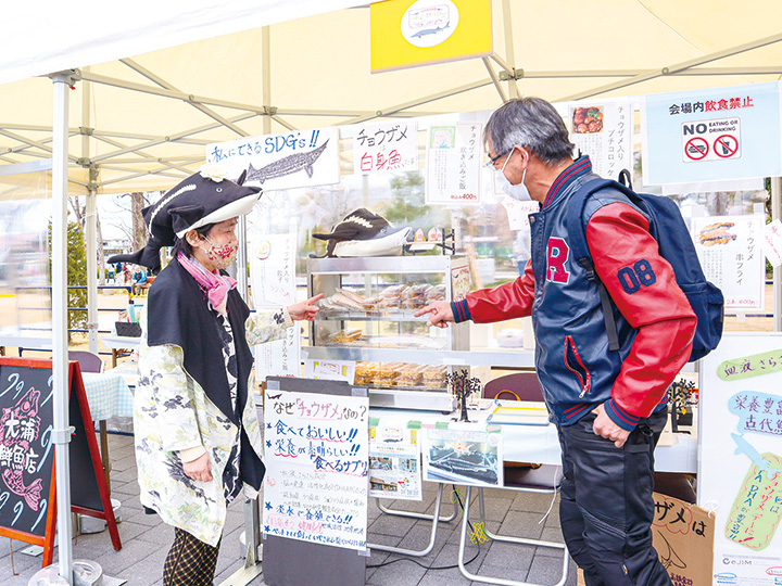 チョウザメ料理を購入する来場者（撮影・山北）