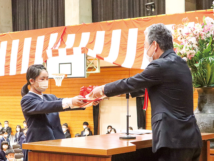 市場教育長（右）から記念品を受け取る児童・生徒代表（撮影・山北）