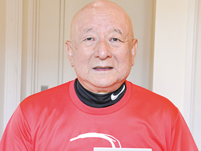 新聞への投稿を小冊子にまとめ、自費出版した高橋さん（撮影・日川）