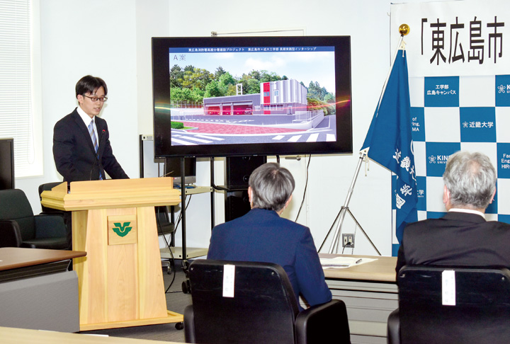 新庁舎のデザインを提案する近畿大学工学部建築学科の学生(撮影・小林)