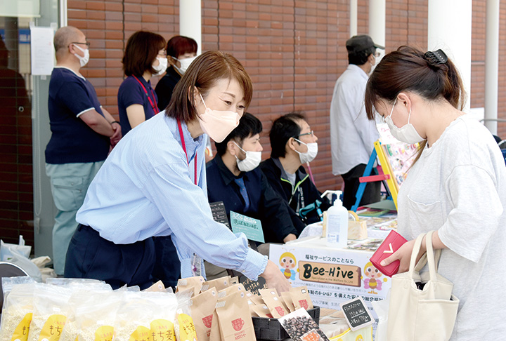 事業所で作った商品を対面で販売する関係者（撮影・小林）