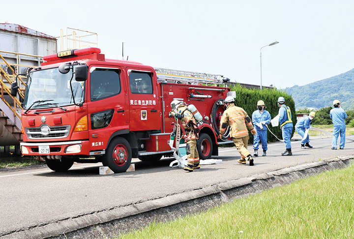 自衛消防隊と市消防隊で連携して行った放水訓練(撮影・山北)