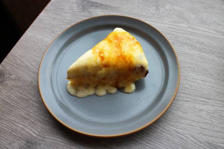 curiocafeキュリオカフェの炙りチーズケーキ