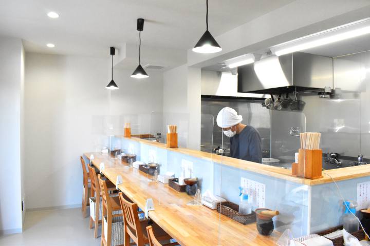 冷菜麺家 蓮(れん)の店内