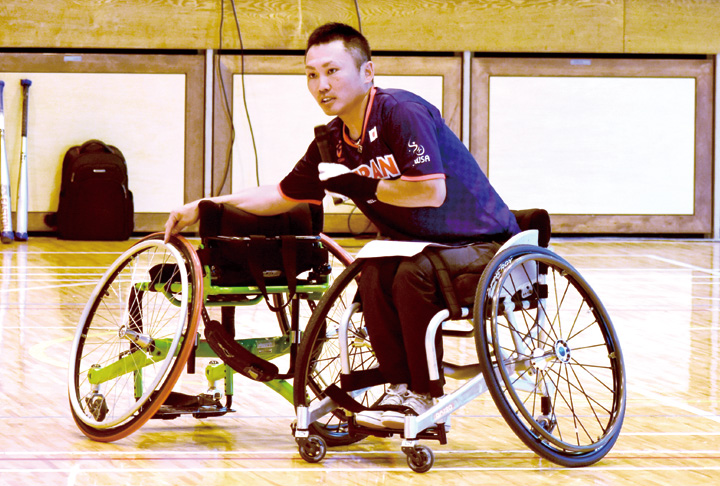 スポーツ用車いすの使い方を児童に説明する江南さん(撮影・小林)