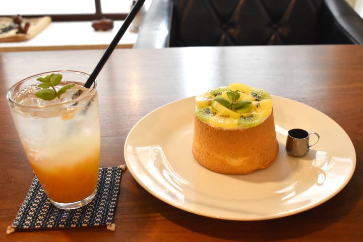 cafetrecasaカフェトレカサのシフォンケーキとドリンク