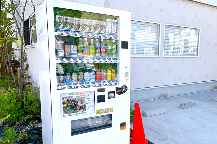 東広島市寺家駅前にあるスイーツの自動販売機