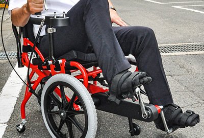 小回りにも長けている足こぎ車いす（撮影・日川）