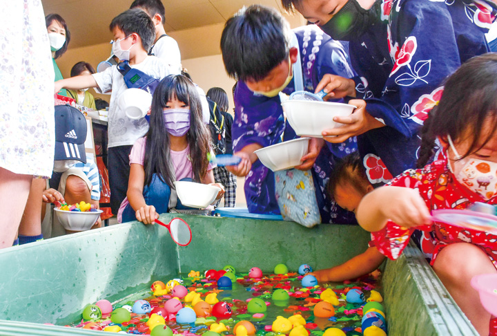 スーパーボールすくいを楽しむ子どもたち(撮影・小林)