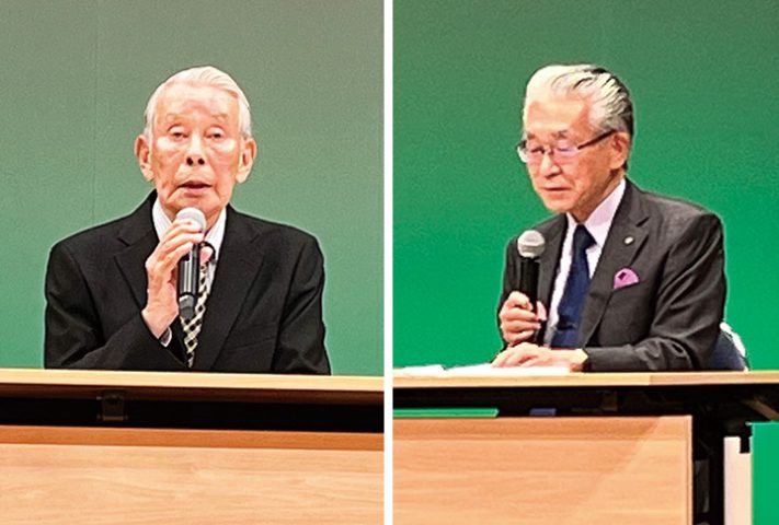 記念講演会で対談する平山館長(左)と佐藤副学長(撮影・林)