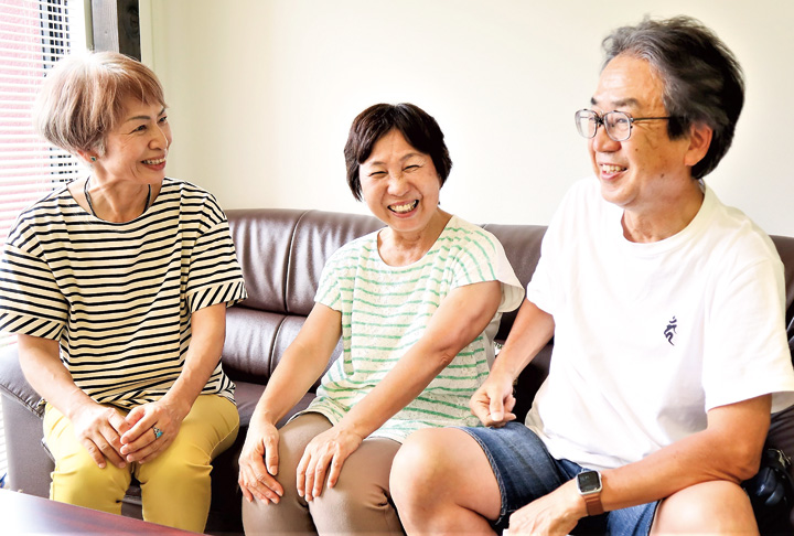 上映会を企画した(左から)桂代表、綿岡さん、綿岡志郎さん(撮影・山北)