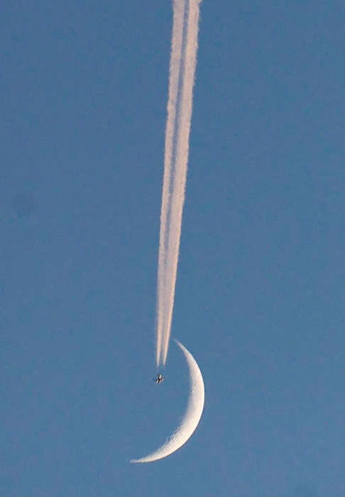 三日月をかすめる飛行機雲