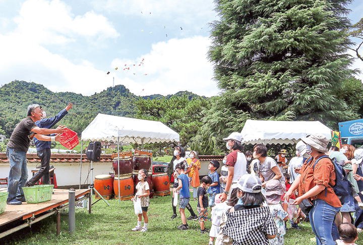 餅まきでにぎわう会場(撮影・山北)v