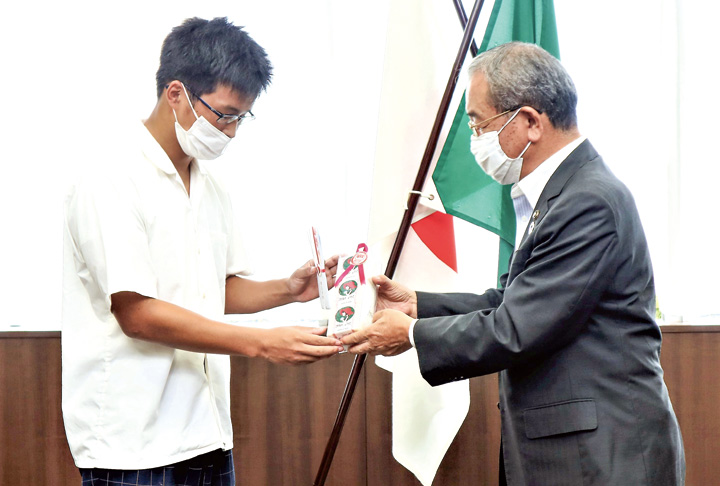 高垣市長（右）から激励金と、市内で収穫され全国で特Aと認められた米を受け取る児玉さん（撮影・山北）