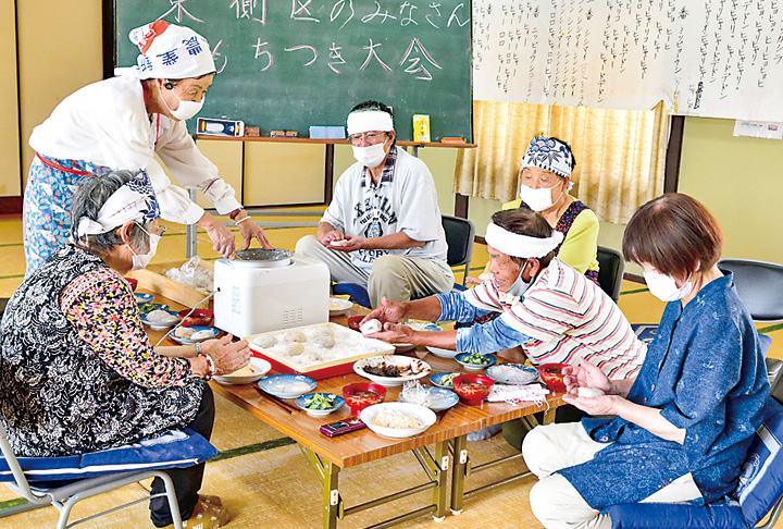 慣れた手つきで餅を準備する参加者