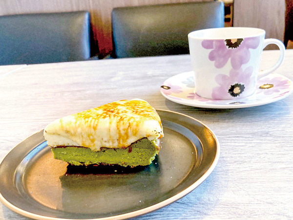 curio cafe　炙り抹茶チーズケーキ　580円（ドリンクセット＋300円）
