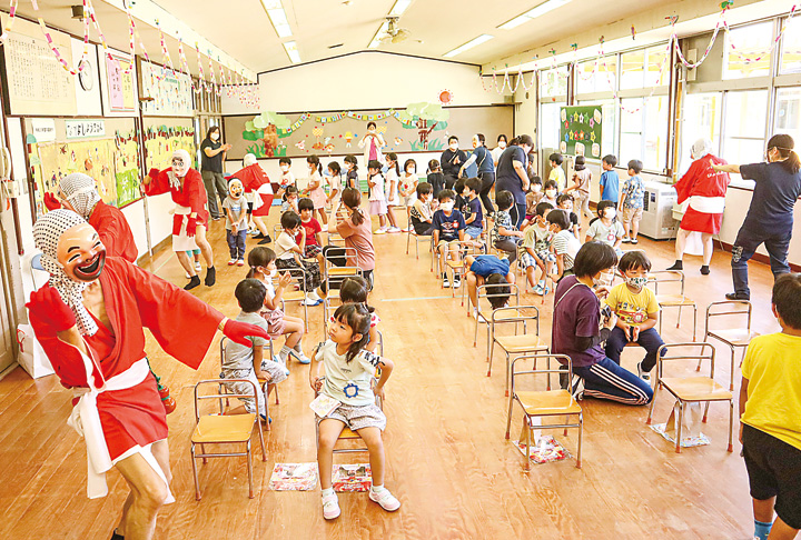 園児の周りを踊りながら練り歩く八本松ひょっとこ愛好会メンバー（撮影・山北）