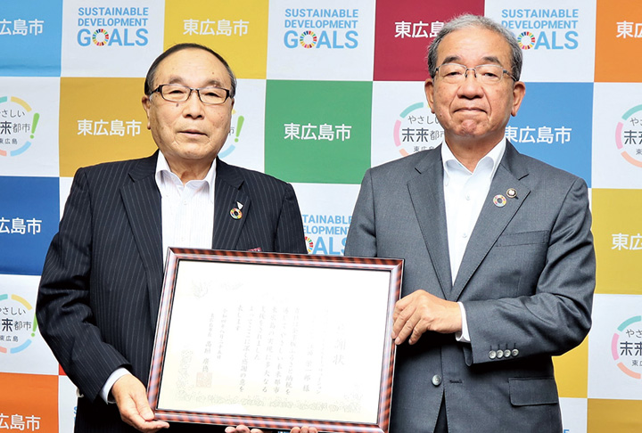 感謝状を手に記念撮影する新顧問(左)と高垣市長(撮影・山北)