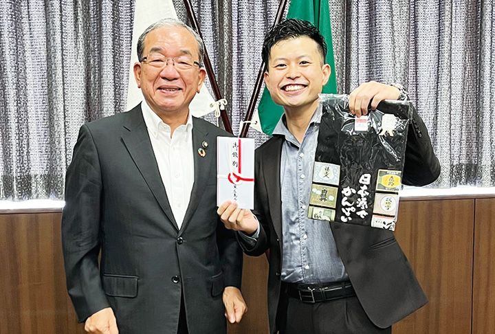 高垣市長（左）と記念撮影する沖田さん（撮影・林）