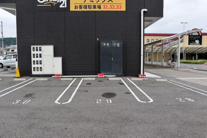 店舗側面の駐車場